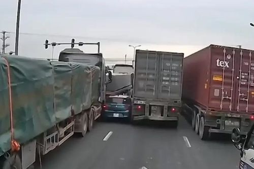 Ô tô con bị kẹp giữa hai xe tải do đi ẩu