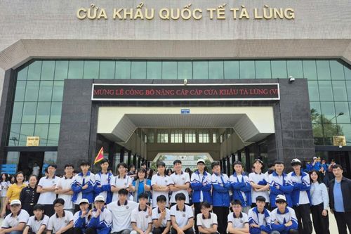 Trường THPT thành phố trải nghiệm 'Hành trình về địa chỉ đỏ'