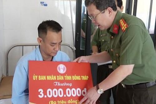 Thăm hỏi 2 người dân bị đâm trong lúc bắt giữ đối tượng cướp giật tài sản