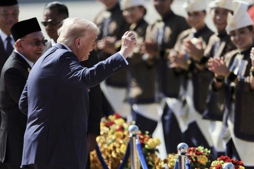 Khoảnh khắc Tổng thống Trump nhún nhảy cùng vũ công khi đến sân bay Malaysia