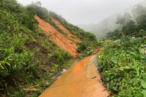 Khẩn cấp di dời người dân khỏi vùng sạt lở nặng ở miền núi Đà Nẵng