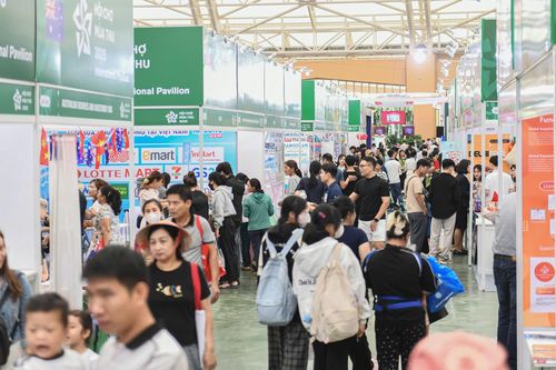 Du khách chen chân trong ngày đầu mở cửa 'Siêu hội chợ 6 nhất' ở Hà Nội