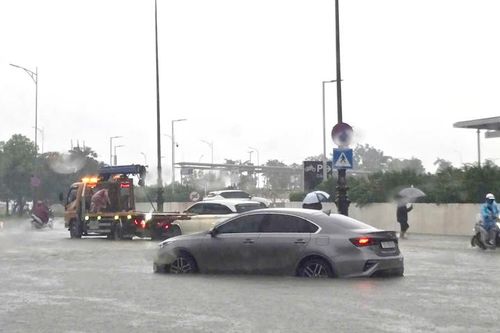 Thủy điện ở Huế xả lũ 1.800 m³/s, nhiều khu vực ở hạ du ngập sâu
