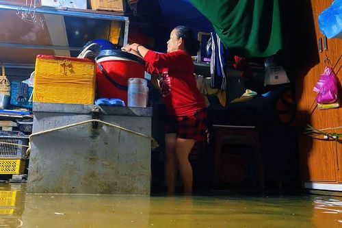 Mưa xối xả, nước sông lên nhanh, người dân TP Huế chạy lũ trong đêm