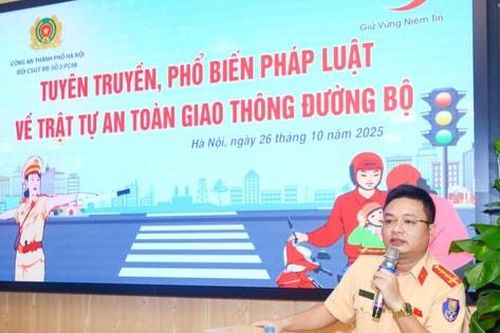 Cảnh sát giao thông Hà Nội tuyên truyền pháp luật cho tài xế xe tải
