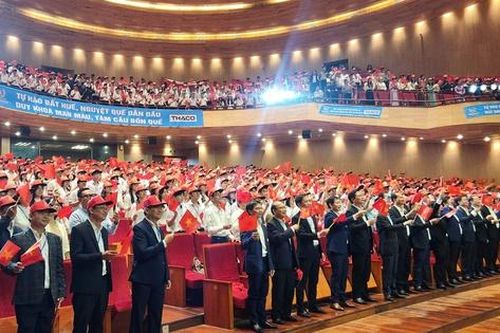 Hàng nghìn người tiếp sức 'nhà leo núi Olympia' tại điểm cầu Huế