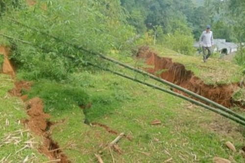 Sạt lở đe dọa 19 hộ dân và Trường Mầm non Lâm Phú