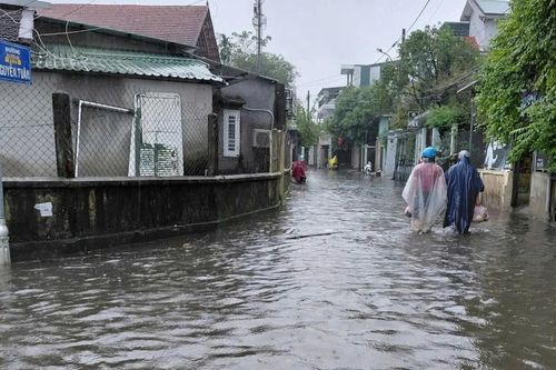 Học sinh toàn thành phố Huế nghỉ học ngày 27/10 do mưa to trắng trời