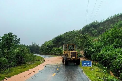 Đà Nẵng: Thiệt hại nặng do mưa lớn, sạt lở nhiều nơi