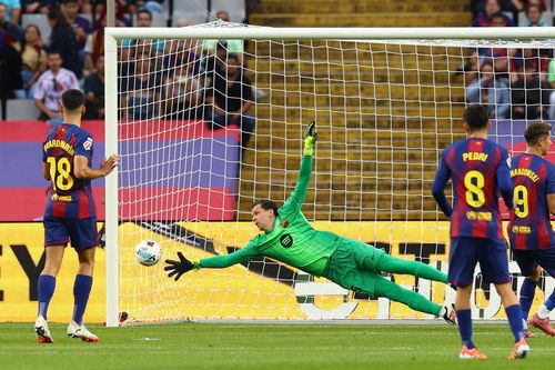 Barca thua, nhưng Szczesny vẫn ngẩng cao đầu