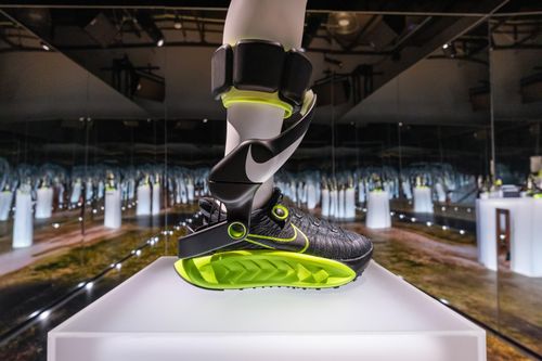 'Giày robot' từ tương lai của Nike