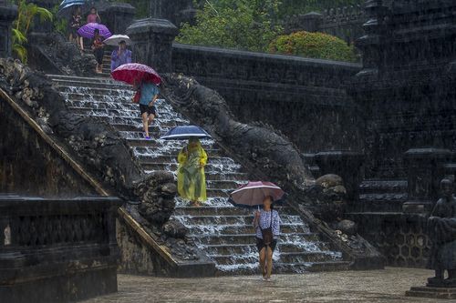 Đại nội Huế tạm dừng đón khách do ngập sâu