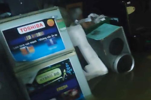 Bật khóc nhìn lũ nhấn chìm shop quần áo, kho hàng điện tử trăm triệu