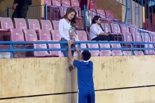 Đức Huy chăm sóc bạn gái trước derby với CAHN