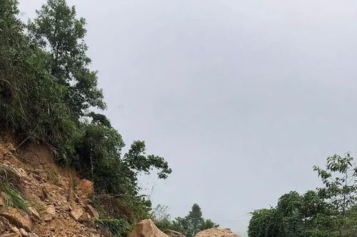 Quảng Ngãi căng mình di dời dân, thông tuyến giữa mưa lớn