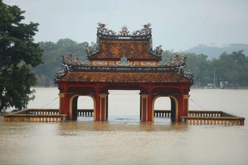 Tạm ngưng đón khách tại di tích Huế
