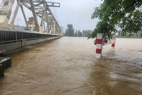 Tạm dừng chạy tàu Bắc – Nam do lũ lớn ở miền Trung