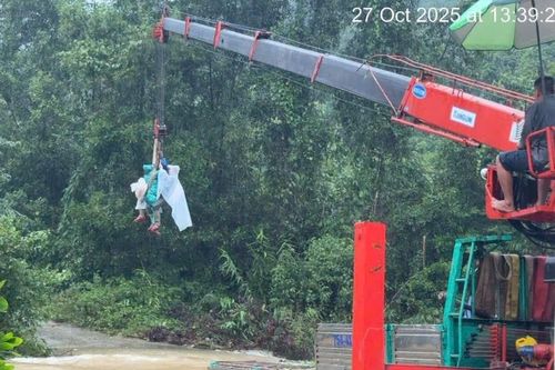 Dùng xe cẩu giải cứu 6 người mắc kẹt đường vào thủy điện Rào Trăng