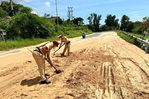 Lâm Đồng: Mưa lớn làm cát đỏ tràn xuống đường ra khu du lịch Mũi Né