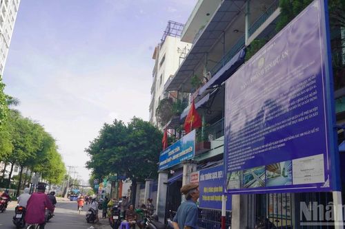 Người dân sống trên đường Nguyễn Khoái ở Thành phố Hồ Chí Minh bàn giao mặt bằng để khởi công dự án
