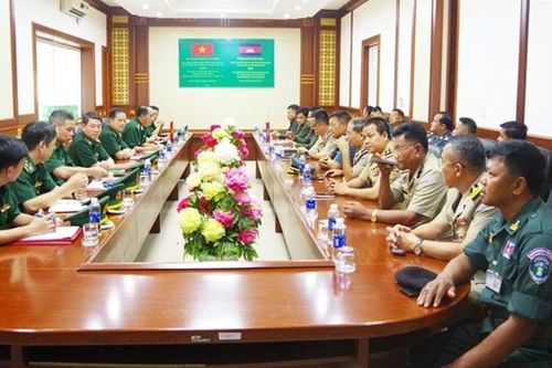 Gia Lai trao tặng vật chất, nhu yếu phẩm hỗ trợ lực lượng bảo vệ biên giới tỉnh Ratanakiri của Campuchia