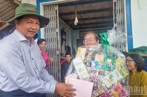 Bí thư Tỉnh ủy Vĩnh Long Trần Văn Lâu thăm, tặng quà cho người dân bị sạt lở ở cồn Thanh Long