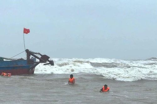 Quảng Trị: Cứu hộ 4 thuyền viên trên tàu bị sự cố trên biển