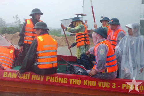 Lực lượng vũ trang thành phố Huế giúp dân ứng phó với mưa lũ