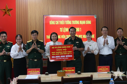 Tư lệnh Quân khu 1 thăm, động viên Trường Tiểu học Nguyễn Huệ khắc phục hậu quả bão số 11