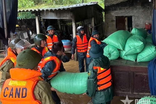 Công an TP Huế huy động tối đa lực lượng, phương tiện giúp dân ứng phó mưa lũ