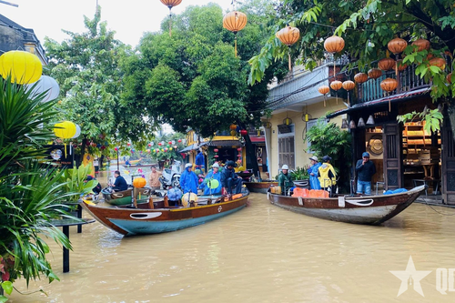 Nước lũ lên nhanh ở phố cổ Hội An, người dân dùng thuyền đi lại