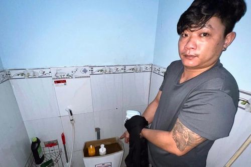 Giấu 'ma' trong két nước bồn cầu