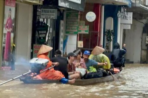 Nhiều nơi ở Huế ngập sâu trong mưa lũ
