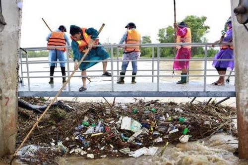 Huy động lực lượng quân đội, dân quân xử lý lượng rác lớn tại đập An Trạch