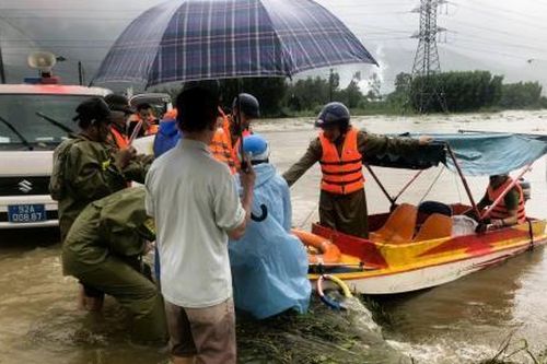 Công an kịp thời hỗ trợ, vượt lũ đưa sản phụ đến bệnh viện an toàn