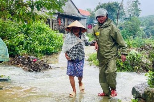 12 người dân bị cô lập nhiều ngày khi đi làm rẫy