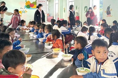 Giữ chân trò nhỏ vùng cao
