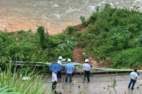 Mưa lớn kéo dài, cao tốc La Sơn – Túy Loan xuất hiện vết nứt