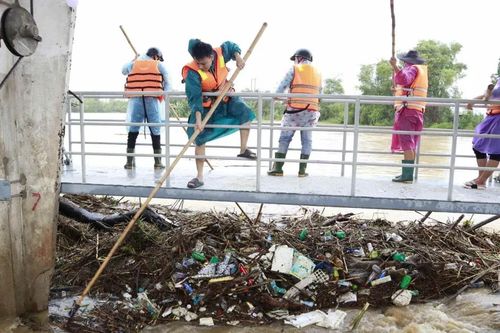 Vớt rác khơi thông dòng chảy, ngăn nguy cơ vỡ đập tràn tại xã Hòa Tiến