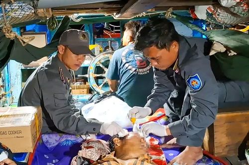 Kịp thời cứu sống ngư dân bị nạn trên biển