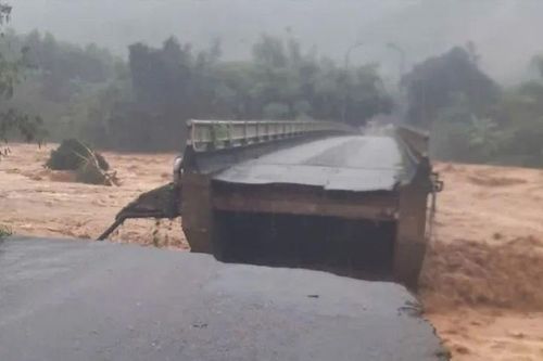 Mưa lũ đánh sập đường dẫn vào mố cầu Leno ở Huế