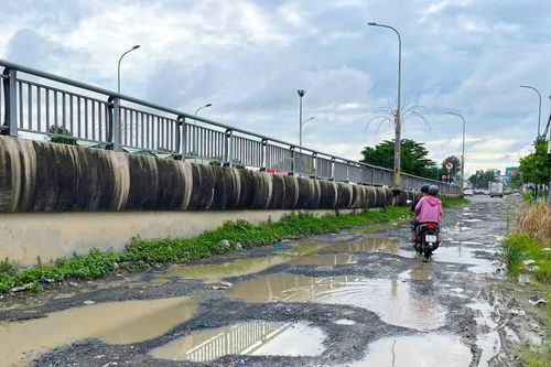 Cần Thơ: Người dân mòn mỏi chờ sửa chữa đoạn đường dạ cầu Hưng Lợi