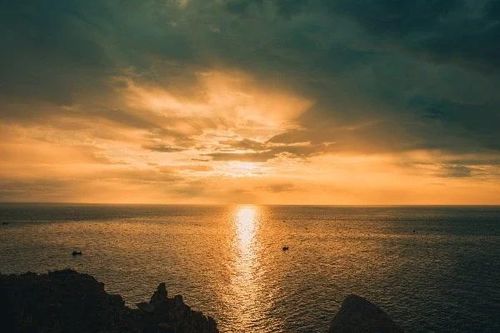 Trải nghiệm hành trình 'săn' bình minh đầu tiên tại Mũi Điện hùng vĩ