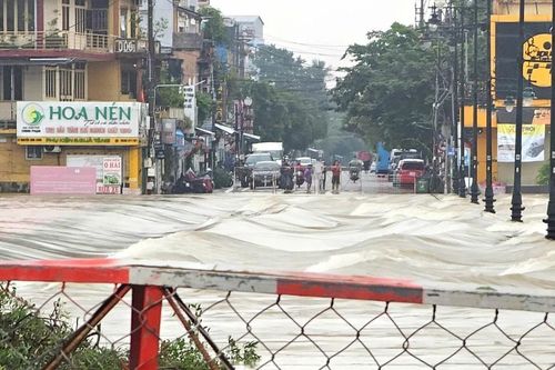 Ngập lụt cục bộ, TP Huế sơ tán hàng trăm hộ dân