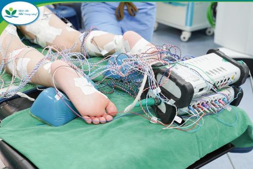 Mổ thành công bệnh nhi bại não 8 năm co cứng hai chi dưới phục hồi vận động