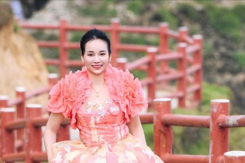 Thí sinh Hoa hậu Doanh nhân châu Á 2025 diễn thời trang tại Eo Gió