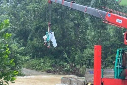 Kịp thời ứng cứu 6 người dân bị nước lũ cô lập ở Huế