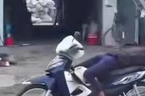 Buông 2 tay nằm ngửa điều khiển xe, người đàn ông ở bị tịch thu phương tiện