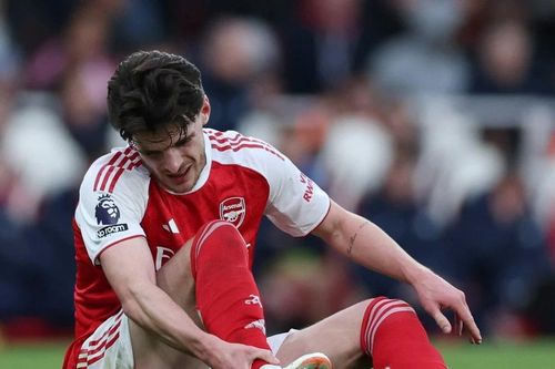 Arsenal trả giá đắt cho ngôi đầu Ngoại hạng Anh