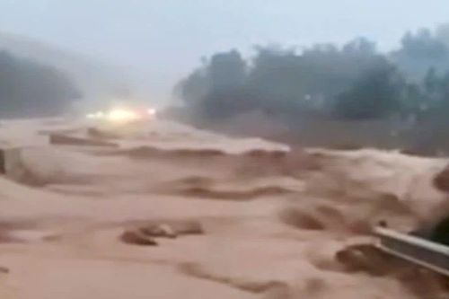 Nước lũ tràn qua cao tốc La Sơn - Hòa Liên ở TP Huế
